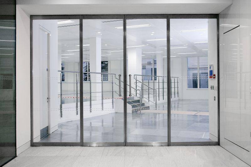 鑲防火玻璃的防火門(mén)